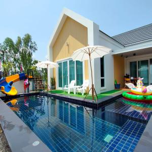 乌隆他尼Pool Villa Udonthani的房屋设有游泳池、游乐场和充气区