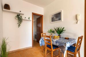 伯吉维奇Casa Vacanze Albarìa的一间带桌椅的用餐室