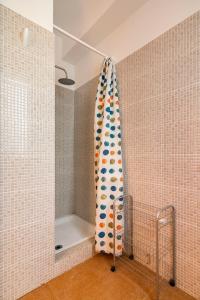 伯吉维奇Casa Vacanze Albarìa的带浴缸的浴帘