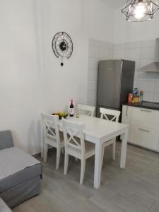 洛斯·亚诺斯·德·阿里丹CASA CALAMICHE的一间厨房,里面配有白色的桌子和椅子