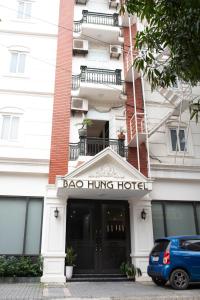 清化Bảo Hưng Hotel的停在袋子挂在旅馆前面的汽车