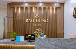 清化Bảo Hưng Hotel的墙上挂有宝吊酒店标志的大堂