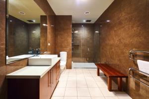 布赖特No.6 - Luxury Private Haven in the Heart of Bright的一间带水槽、淋浴和长凳的浴室