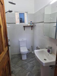 乌昆达Cool breeze的浴室配有白色卫生间和盥洗盆。