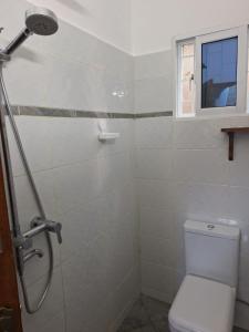 乌昆达Cool breeze的带淋浴、卫生间和窗户的浴室