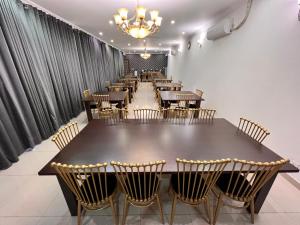 伊斯兰堡Rhodium Hotel ONE的一间带大桌子和椅子的用餐室