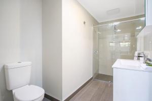 布赖特Snowgum Bright Retreat - 1的白色的浴室设有卫生间和淋浴。