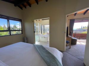 特卡波湖特卡波湖B2湖景公寓的一间卧室配有一张床,享有一间浴室的景色