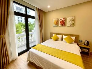 富国Teddy 96 Homestay & Cafe-3 stars-Grand World Phu Quoc的一间卧室设有一张床和一个大窗户