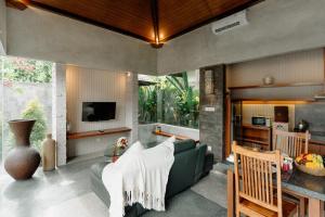 塞米亚克Bracha Villas Bali - CHSE Certified的客厅配有沙发和桌子