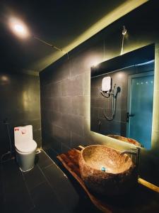 阿普春安Hoa Son Village Da Lat的一间带大水槽和卫生间的浴室