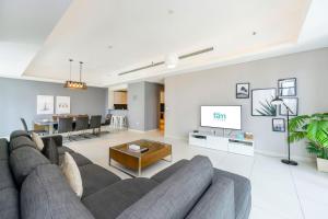 迪拜FAM Living - Mada Residences Downtown Dubai的带沙发和电视的客厅