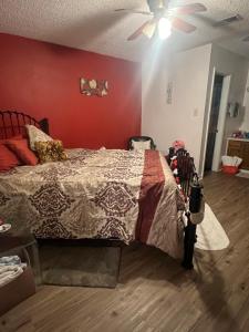 巴吞鲁日City Center Home ONeal lane的一间卧室设有一张床和红色的墙壁