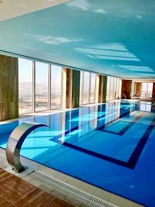 埃拉泽Windyhill Hotel的大楼内的一个蓝色海水游泳池