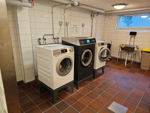 哥德堡Masthugget的洗衣房配有两台洗衣机