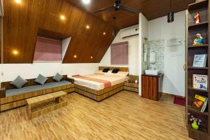 ElūrLiara Fish Net Villa的一间卧室配有一张床和一个沙发