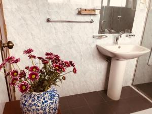 康提Fox Kandy的浴室设有水槽和花瓶