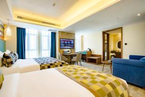 拉萨美豪酒店拉萨店的酒店客房带两张床和一个客厅