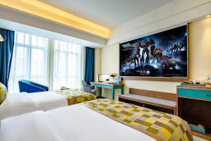 拉萨美豪酒店拉萨店的酒店客房设有两张床,墙上挂有一部电影