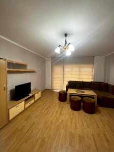 KaspichanПарк хотел Боили-Кирека的客厅配有沙发和桌子