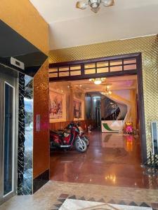 Ấp Phú ThọHoàng Gia Hotel - 1224 CMT8 Bình Dương - by Bay Luxury的一间客厅,客厅里放着一辆摩托车