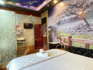 Ấp Phú ThọHoàng Gia Hotel - 1224 CMT8 Bình Dương - by Bay Luxury的卧室墙上有绘画作品