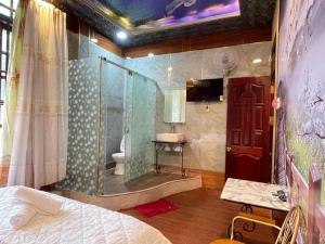 Ấp Phú ThọHoàng Gia Hotel - 1224 CMT8 Bình Dương - by Bay Luxury的带淋浴和卫生间的浴室。