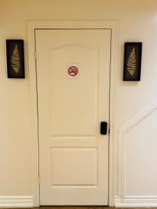 布兰普顿Scotchmere Serenity: Modern 1-Bedroom Brampton Haven的白色的门上有一个禁止吸烟的标志