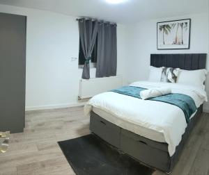 吉林汉姆Holiday Let - Entire modern home in Medway的一间卧室设有一张大床和一个窗户。