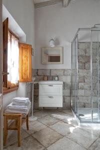 塔瓦尔努泽Casa Cantagalli的一间带水槽和玻璃淋浴的浴室