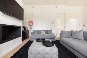 伦敦Luxury and Cool 2 bedroom in Notting Hill的客厅配有沙发和桌子