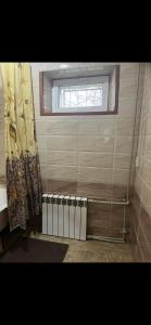 奇姆肯特Квартира的浴室设有窗户和浴帘