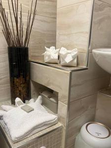 伯明翰Birminghams Finest的浴室设有毛巾架和水槽
