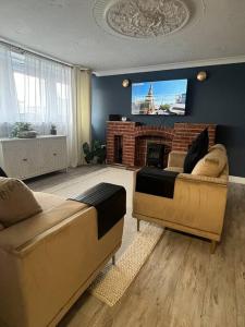 伯明翰Birminghams Finest的客厅配有两张沙发和一台电视机