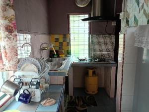 Homestay Bemban Batu Gajah的厨房或小厨房