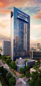 新加坡Carlton City Hotel Singapore的一座大建筑,上面有城市标志