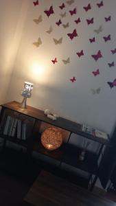 维耶尔宗Maison EL Marielle的一间墙上有蝴蝶的房间