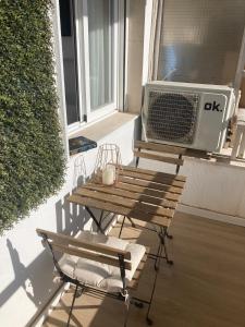 多列毛利诺斯Studio Apollo的阳台配有一张桌子和椅子,配有散热器