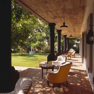 San RafaelMaison Couturier, San Rafael, a Member of Design Hotels的户外庭院配有桌椅