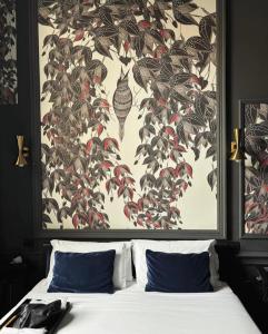 罗马罗马奢华酒店的卧室的墙上挂着一幅鸟儿的画作