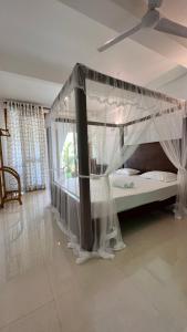 哈巴拉杜瓦Dream Villa with Pool的一张带天蓬的床