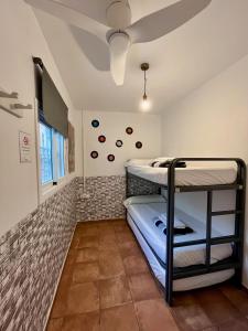 埃普拉特约布里加乌巴穆查马西亚乡村旅舍的双层床间 - 带两张双层床