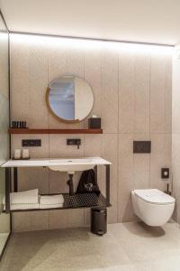 哈瑟尔特HasHotel的一间带水槽、卫生间和镜子的浴室