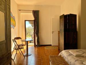 卡萨诺韦Malpensa Guest的卧室配有1张床、1张桌子和1把椅子