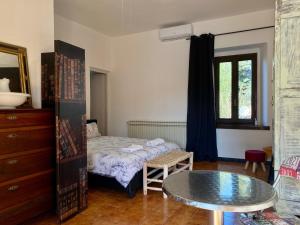 卡萨诺韦Malpensa Guest的一间小卧室,配有一张床和一张桌子