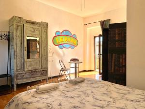 卡萨诺韦Malpensa Guest的卧室配有一张床,墙上有标志