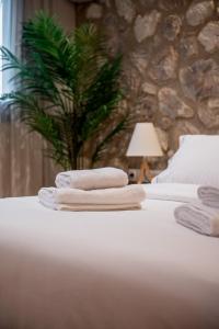 雅典Numa Suites & Lofts Athens的床上的两条毛巾