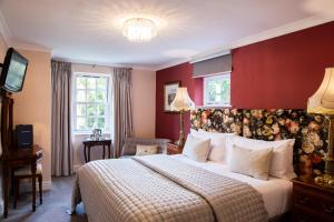 托基黑托尔酒店的一间卧室设有一张红色墙壁的大床