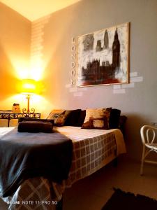 圣克鲁斯-德特内里费Casapatrizia Appartamento compartido的卧室配有一张床,墙上挂有绘画作品
