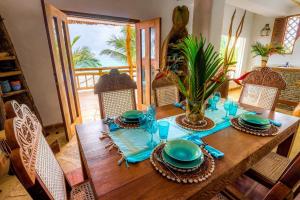 迪亚尼海滩爱水者海滩度假村的餐桌、蓝桌布和椅子